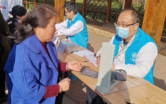 【学雷锋日】LEDONG体育·（中国）官方网站,举办“爱满京城，牵手智慧家医”志愿服务活动(图5)